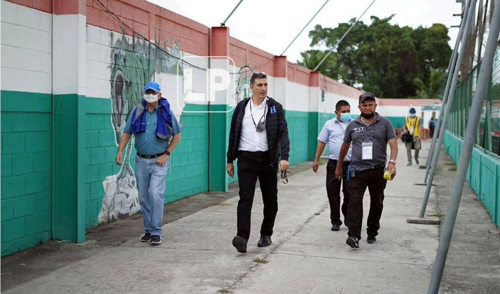 El presidente de la Fenafuth, Jorge Salomón, apareció por el estadio del Marathón para ver a la Sub-20 de Honduras.