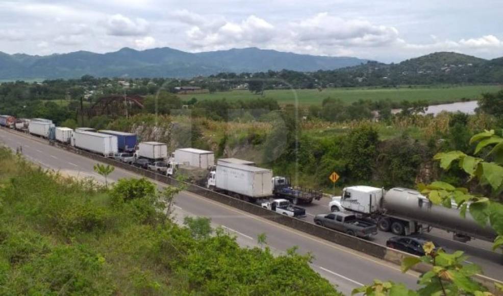 Los transportistas atravesaron sus autobuses en el kilómetro 16 de la carretera que lleva de Tegucigalpa a las fronteras con El Salvador y Nicaragua, y la principal que conecta con San Pedro Sula, La Ceiba y Tocoa en el Caribe y otras regiones del país.<br/><br/>