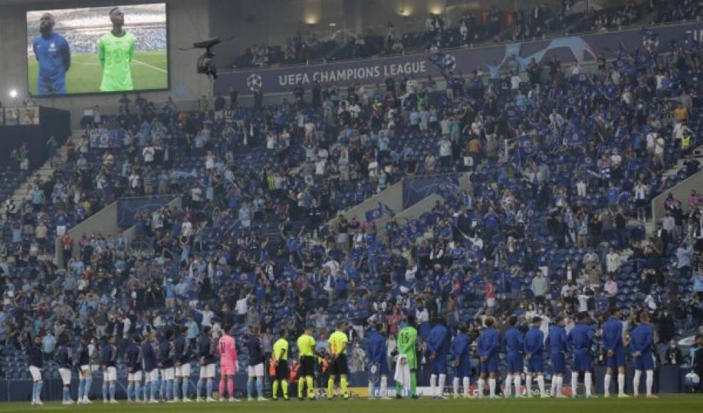 Aficionados del Chelsea y Manchester City han armado una gran fiesta deportiva en las graderías.