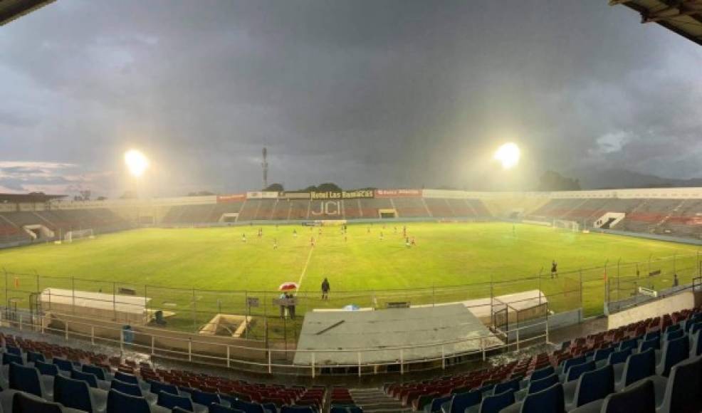 El estadio Municipal Ceibeño antes del inicio del partido Vida-Marathón.