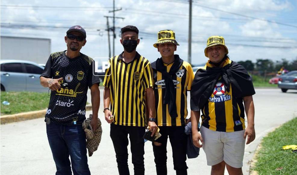 Desde horas del mediodía comenzaron a llegar aficionados del Real España al estadio Olímpico.