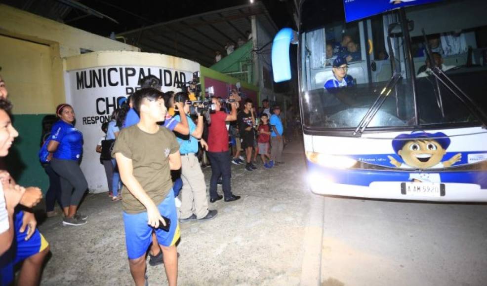 Los dirigidos por el uruguayo Fabián Coito, se trasladaron a la ciudad de las máquilas en donde recibieron muestras de cariño por los aficionados que llegaron a compartir con los seleccionados.