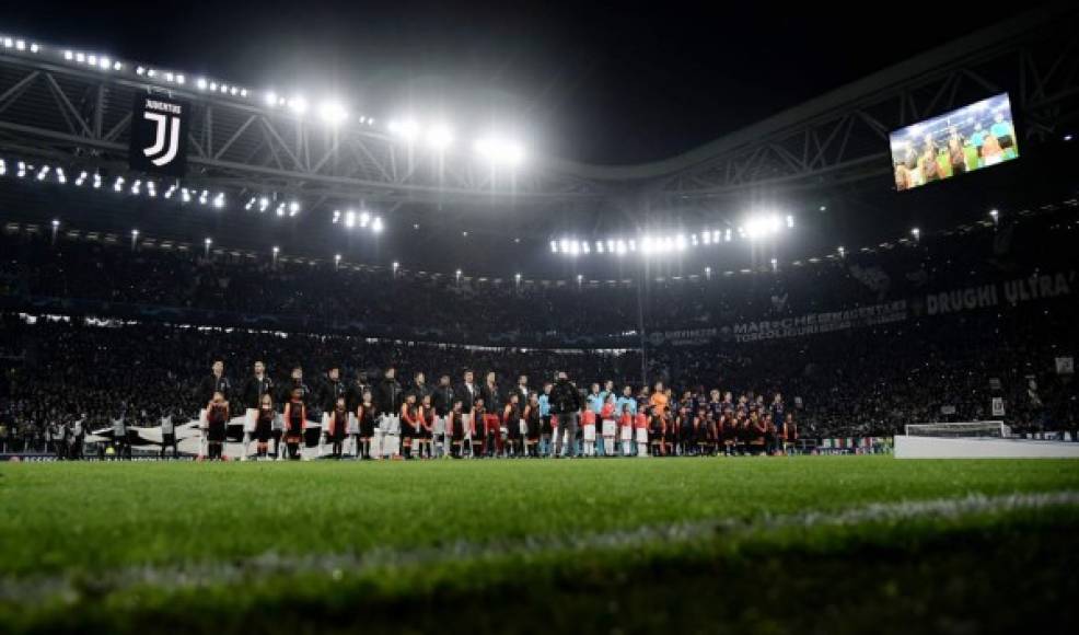 Imagen de los equipos titulares de la Juventus y Valencia posando y cantando el himno de la Champions League, con una panorámica espectacular del Allianz Stadium.