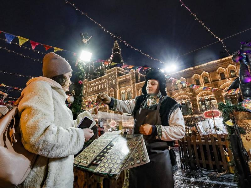 Un vendedor vende recuerdos en la Plaza Roja decorada para Navidad y año Nuevo en Moscú, Rusia, 21 de diciembre de 2023.