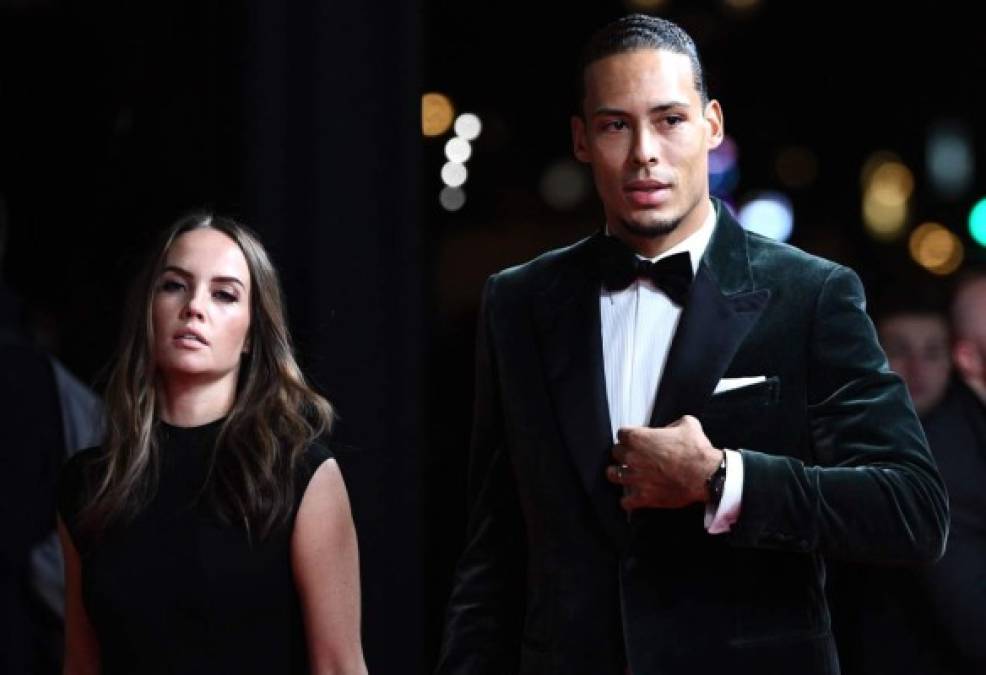 El defensa holandés del Liverpool, Virgil van Dijk, llegando a la Alfombra Roja acompañado de su esposa Rike Nooitgedagt.