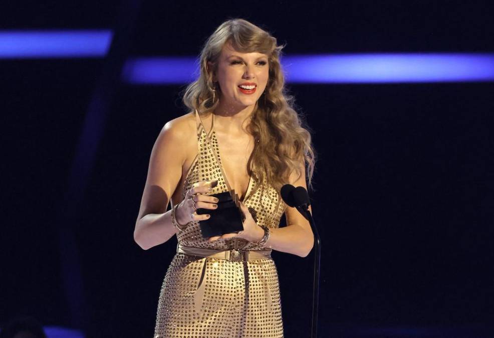 Taylor se llevó esta noche los premios de Artista del Año, Mejor Vídeo, Mejor Artista y Mejor Álbum Pop y Mejor Artista y Mejor Álbum Country. 