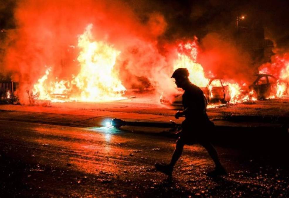 Las autoridades dijeron que dos policías fueron suspendidos y que se inició una investigación luego de los fuertes disturbios registrados en la noche del domingo, cuando varios vehículos fueron incendiados y hubo destrozos en un juzgado.