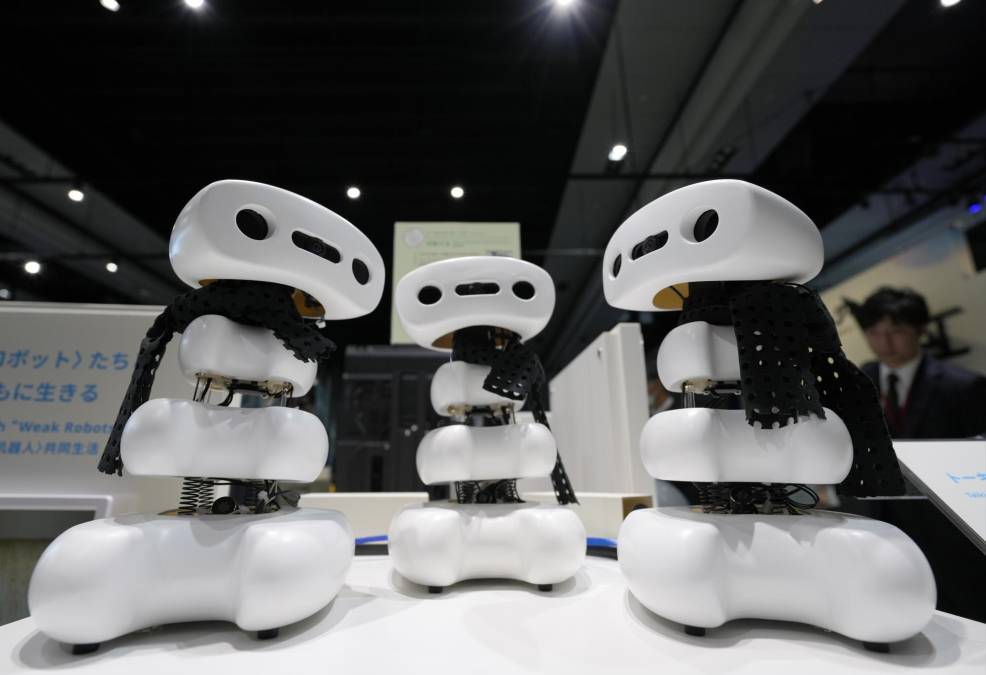 Los robots comunicantes pueden promover el diálogo expresando interés y empatía, se muestran durante la presentación en Tokio.