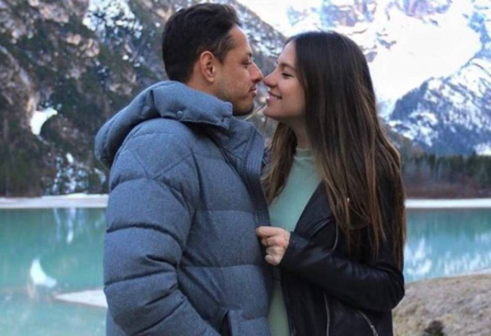 La esposa de Javier Chicharito Hernández, Sarah Kohan, quien espera de su primer hijo, posó desnuda en Instagram.