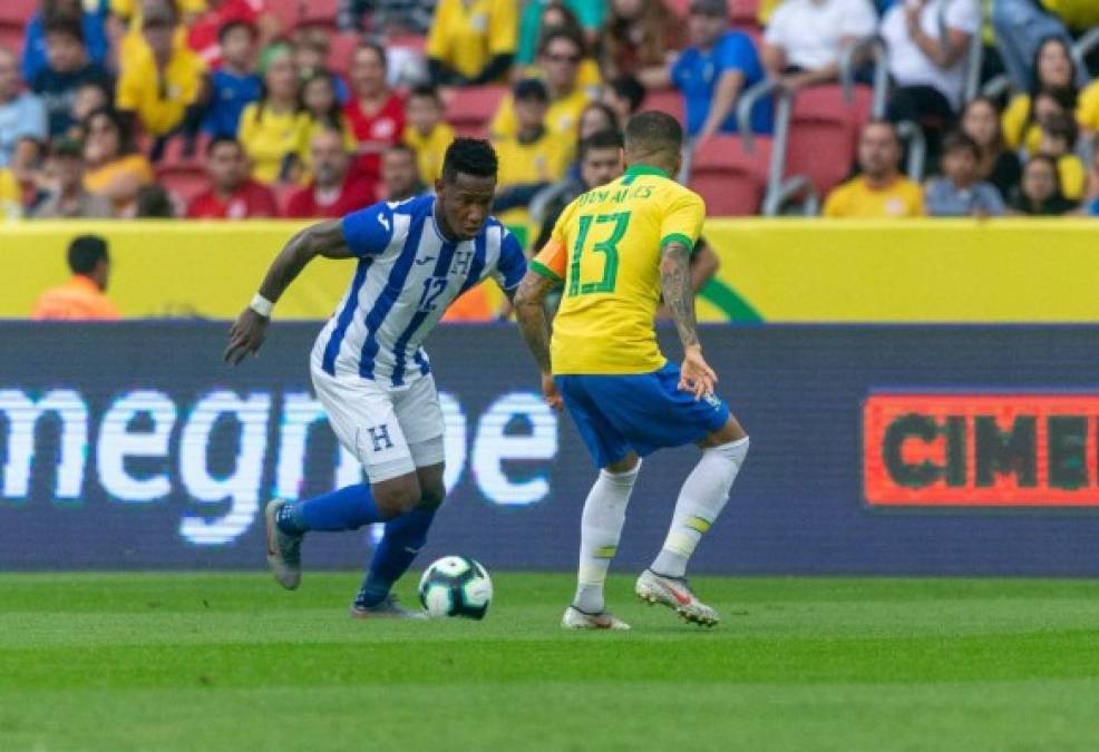 Romell Quioto tratando de superar la marca de Dani Alves por la banda derecha.