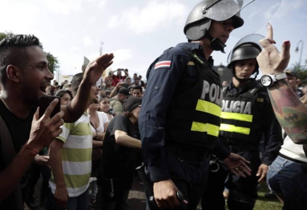 El ministro de Seguridad detalló que en el operativo para controlar la manifestación se decomisaron 13 armas blancas y 8 bombas Molotov.