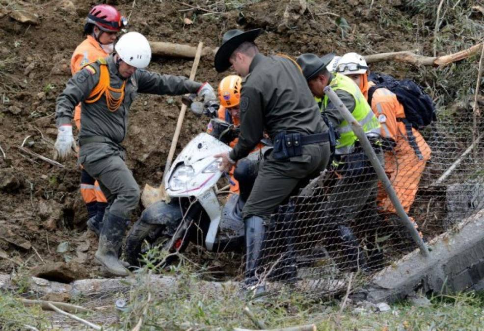 COLOMBIA. Derrumbe en Medellín. Socorrista y policías rescatan un cuerpo en un derrumbe ocurrido ayer en Medellín, dejó seis muertos. Foto: EFE