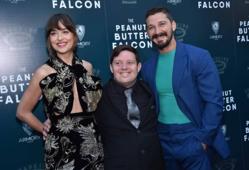 A su paso por la alfombra de la cinta que protagoniza con Zack Gottsagen y Shia LaBeouf, Dakota Johnson mostró su nueva sonrisa.