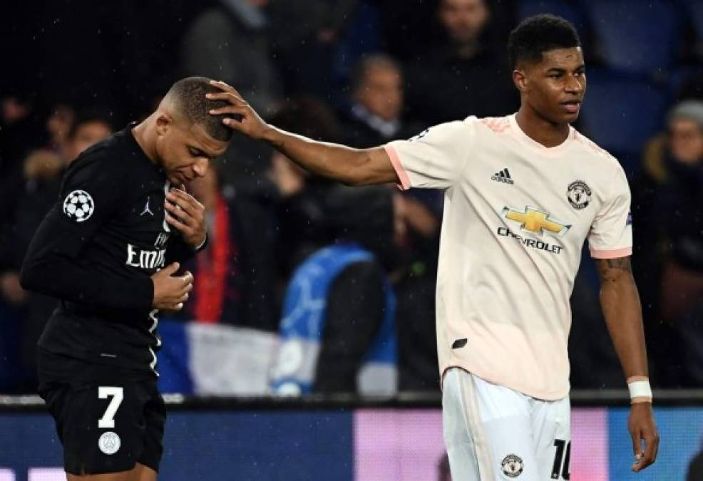 Marcus Rashford consolando a Mbappé al final del partido.