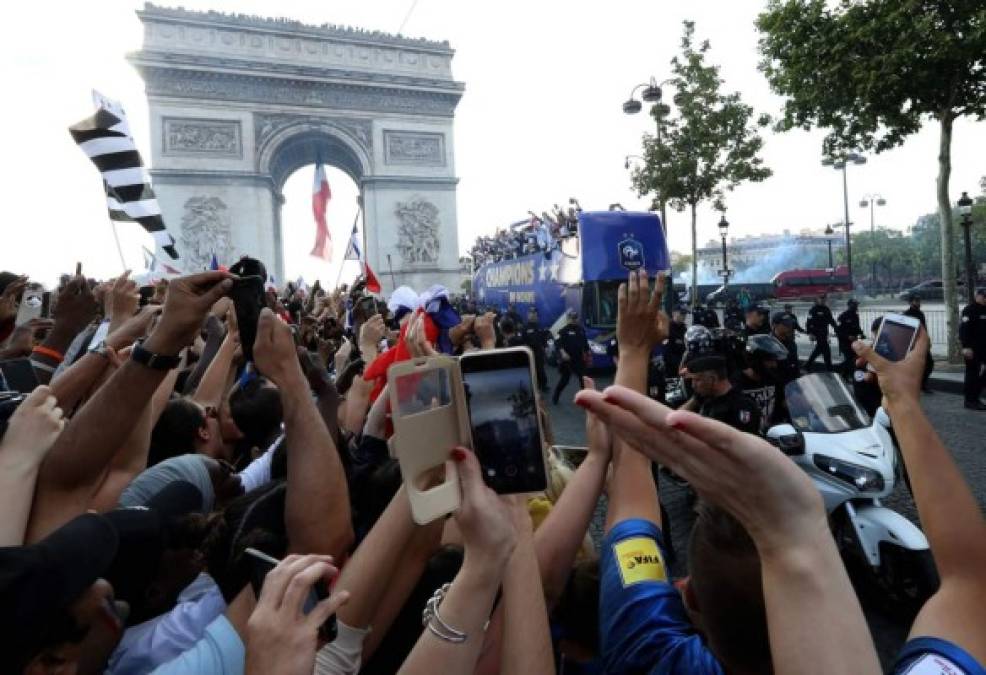 Una buena parte de Francia aclamó a los campeones del mundo, como 20 años antes hicieron con sus antecesores.