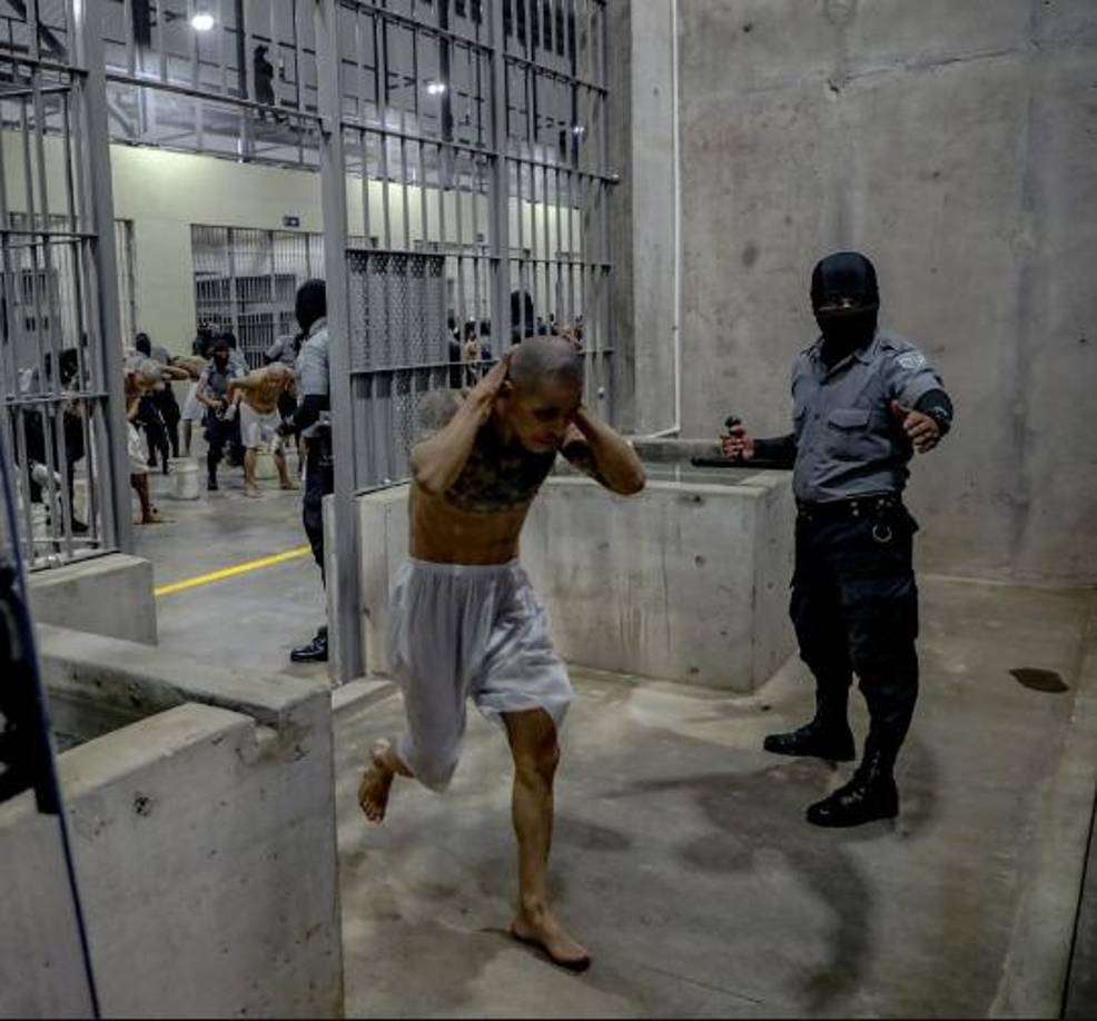 Varios de los prisioneros trasladados a la nueva prisión se encuentran bastante delgados.