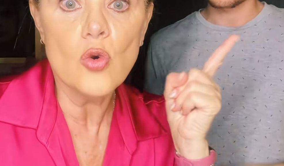 “Eso no es tema. Es un súper niño, un buen muchacho, ha madurado padre, su forma de pensar de pronto me sorprende, está más maduro de lo que esperaba; pensando, dialoga padre, discute padre, muy bien”, consideró Erika Buenfil en una entrevista.