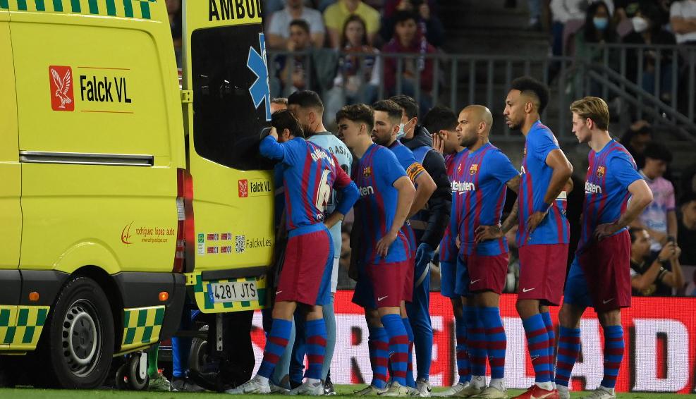 Tensión en Barcelona: Ronald Araújo fue evacuado del Camp Nou en ambulancia