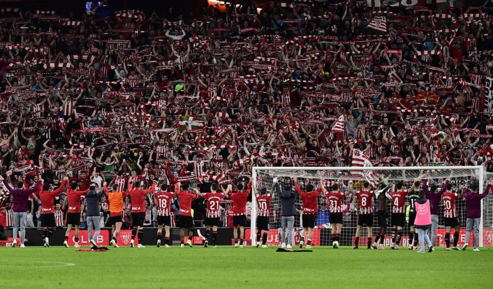 La celebración de los jugadores del Athletic Club de Bilbao con sus aficionados.