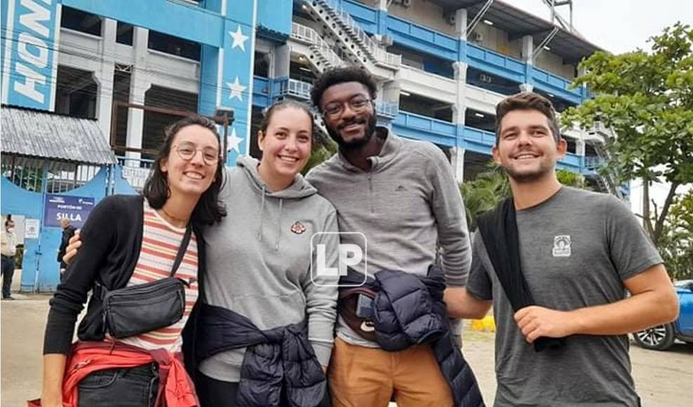Estos turistas franceses llegaron al estadio Olímpico en busca de boletos para ver el partido.