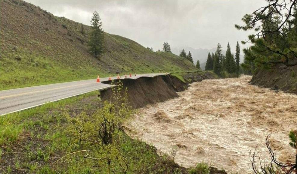 Todas las entradas de este amplio parque de cerca de 9.000 km2, que se extiende sobre los estados de Wyoming, Montana e Idaho (noroeste), seguían cerradas hasta nuevo aviso debido a “condiciones extremadamente peligrosas” causadas por la crecida de un río y lluvias torrenciales.