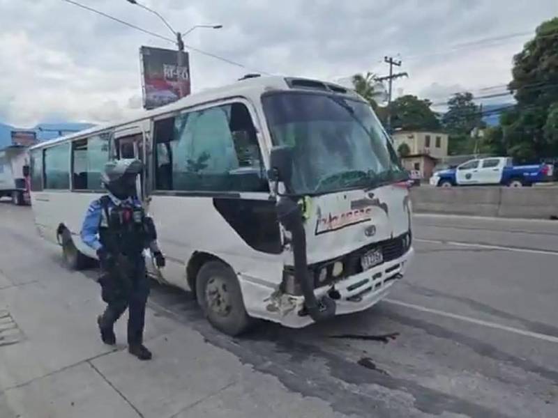 Esta es la unidad del transporte público que estaba siendo asaltada.