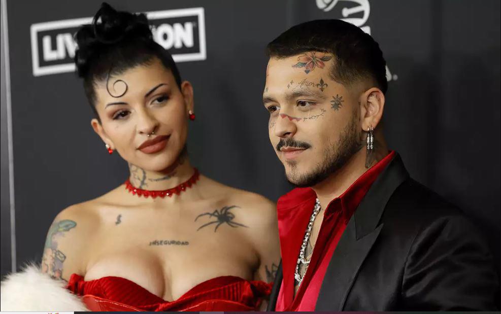 Christian Nodal no ayuda a Cazzu a bajar de avión y le llueven las críticas