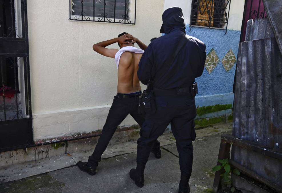 Las imágenes de la guerra contra las pandillas: Más de 50,000 detenidos en El Salvador