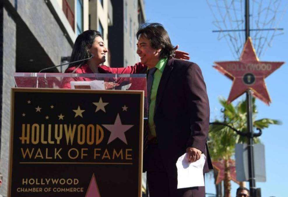 El personaje de radio hondureño Renan Almendarez Coello (d) y la cantante y actriz mexicana Graciela Beltran (i) posan durante la ceremonia donde recibió una estrella en el Paseo de la Fama de Hollywood.