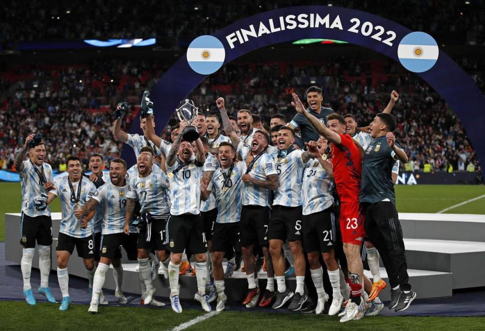 Capitán Messi levantando el trofeo de supercampeones en la Finalissima.