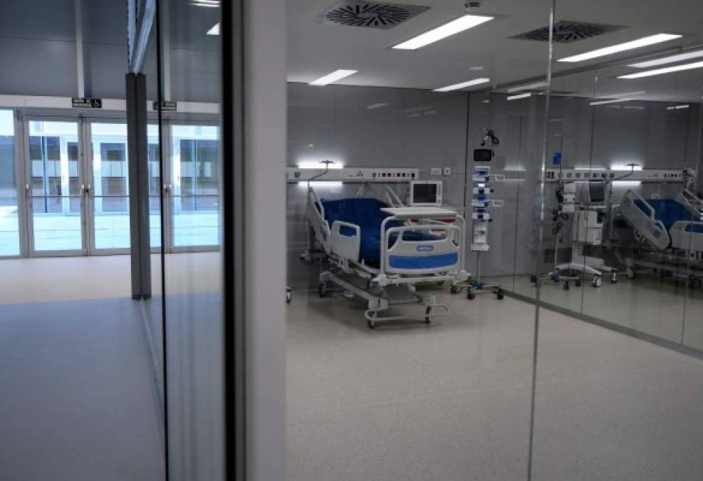 Madrid inauguró este martes un nuevo hospital público, conocido como 'el hospital de pandemias', un gigantesco y controvertido complejo sanitario construido en tres meses por el gobierno regional con un coste de más de 100 millones de euros (120 millones de dólares).