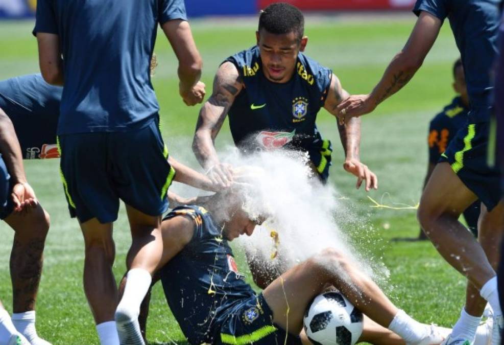 Philippe Coutinho, mediocampista brasileño del FC Barcelona, ha sido el centro de todas las bromas, dado que este martes ha cumplido 26 años. Al jugador lo bañaron de huevos.