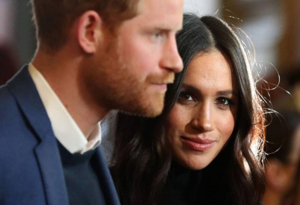 Caída del pedestal.<br/>La pareja fue perdiendo lustre, a medida que aumentaban las críticas en la prensa, que les reprochaba que disfrutaran de un estilo de vida muy acomodado, rechazando al mismo tiempo los inconvenientes. Ambos se quejaban de la presión mediática pero renovaron su casa de Frogmore a costa de los contribuyentes.<br/>