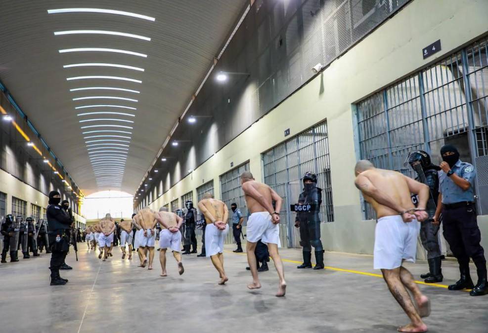  La gigantesca prisión, dotada de alta tecnología para la vigilancia, fue inaugurada a principios de febrero por el propio Bukele. 