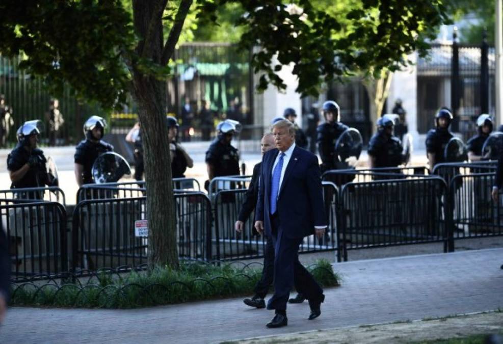 Policía reprime a manifestantes para que Trump salga de la Casa Blanca