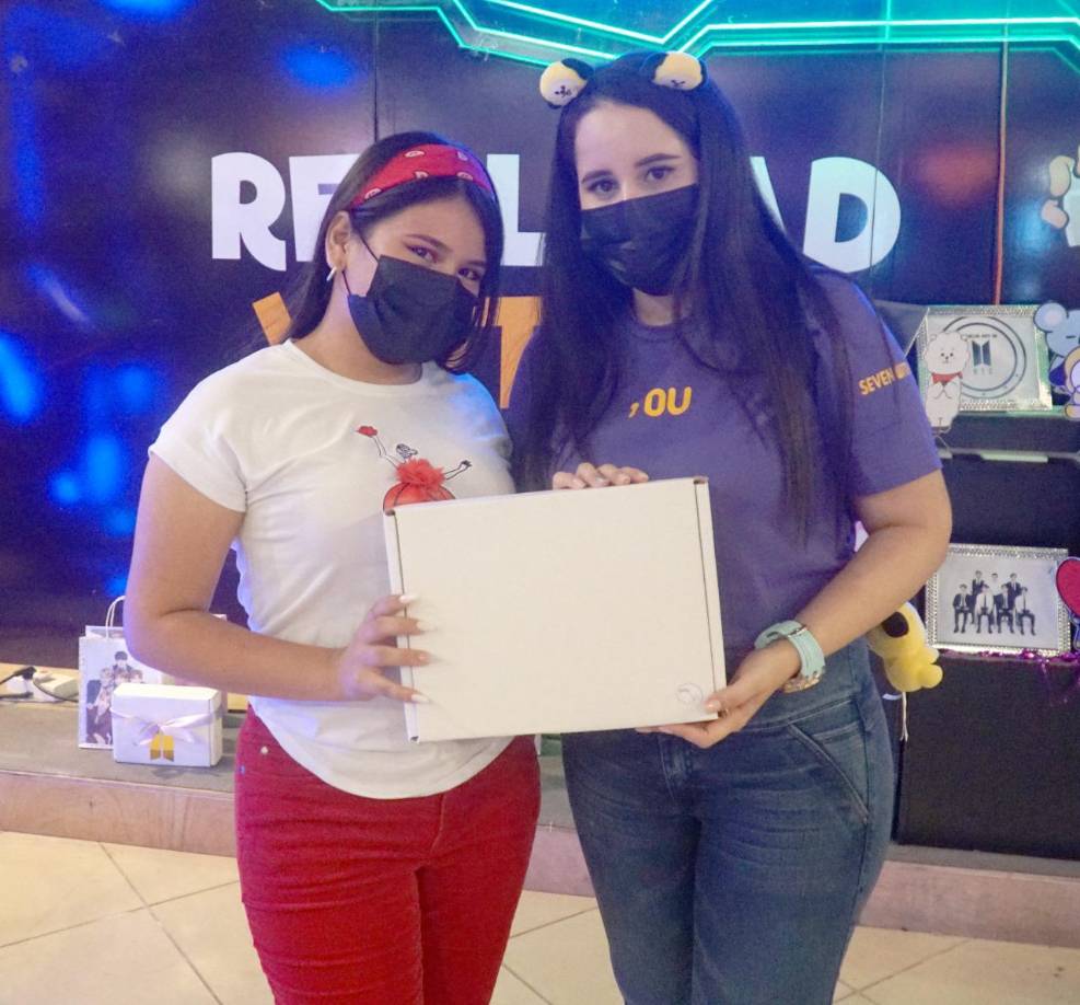 Jhoselyn Paz una de las administradores del fandom de BTS en San Pedro Sula entregó premios a las ARMY que participaron en los distintos concursos que realizaron en el evento.