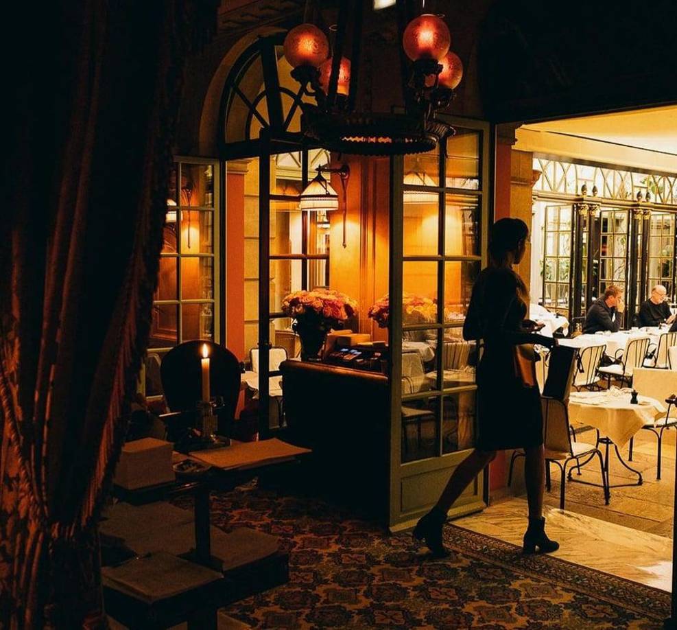 Una de las curiosidades de este lujoso espacio gastronómico es que cuenta con una carta elaborada por el músico Jean-Louis Costes.