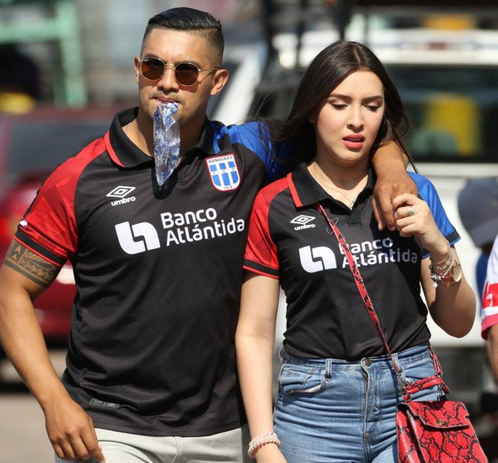 Esta pareja llegó desde muy temprano a disfrutar del clásico-.