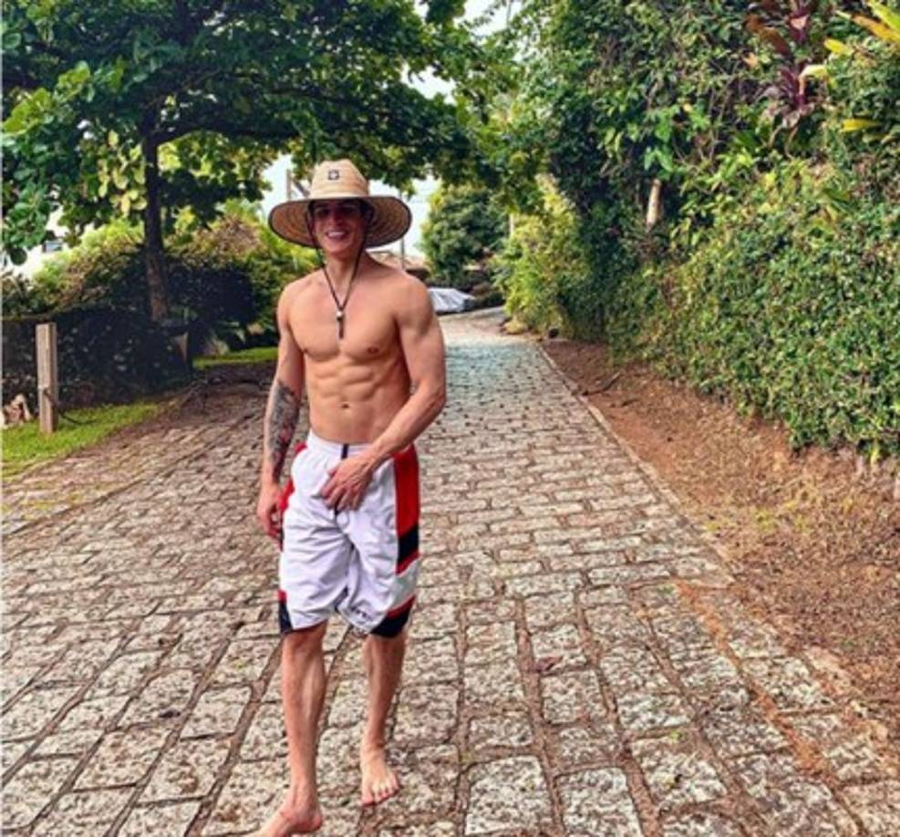 El diario Lance también publicó que Ramos fue novio de manera pública del cocinero de Neymar, de nombre Mauro y quien ya borró todas las fotos que tenía con el joven.