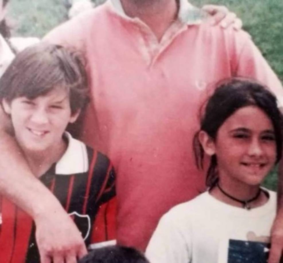 Messi y Antonella se vieron por primera vez cuando él tenía nueve años y ella ocho. Fue en la casa de Lucas Scaglia, primo de Roccuzzo y compañero de fútbol de Leo. Casi balbuceando le preguntó: “¿Quién es?”. Ya en la adolescencia le escribió: “Un día vamos a ser novios”.