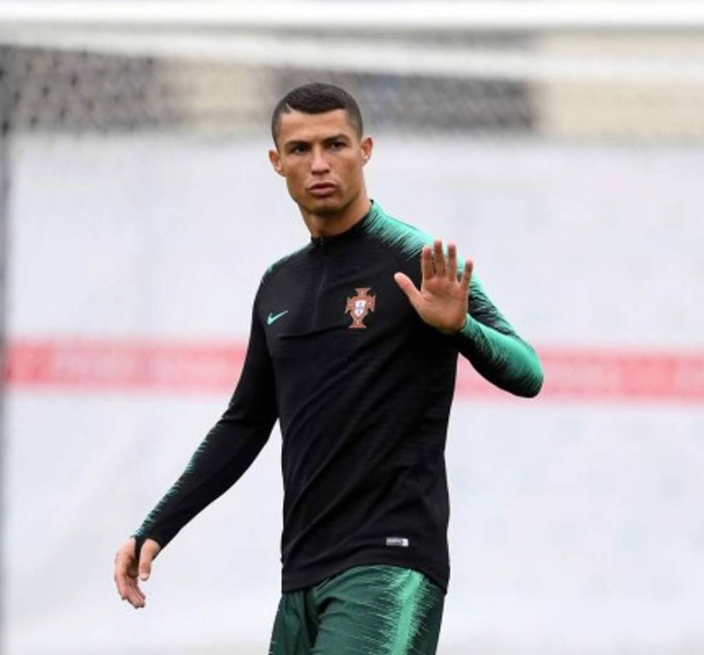 Cualquier gesto de Cristiano era analizado al detalle, como si fuera indicativo de sus intenciones de irse o permanecer en Madrid, incluido cuando pareció mandar tímidamente callar a los aficionados que le animaban. Foto AFP