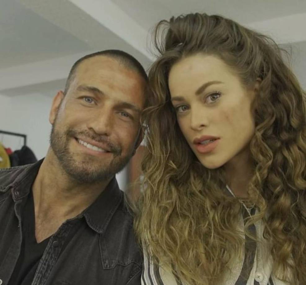 “Valenzuela, si uno se pone creativo, es como el antecesor de Casillas y un guiño a esa relación imaginaria es que lo puso a decir el clásico ‘arre’ de El señor de los cielos”, adelantó. Hay otras cosas que conectan a ambos personajes, pero Amaya reconoció que cuando vio la expresión en el guión “no lo podía creer” y hasta preguntó a la producción si eso estaba bien.