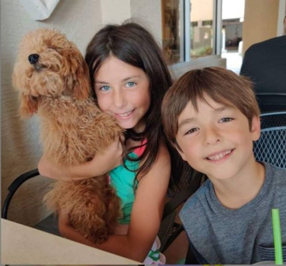 Sus hijos Felipe y Camila son hermosos y muy parecido al Padre Alberto.