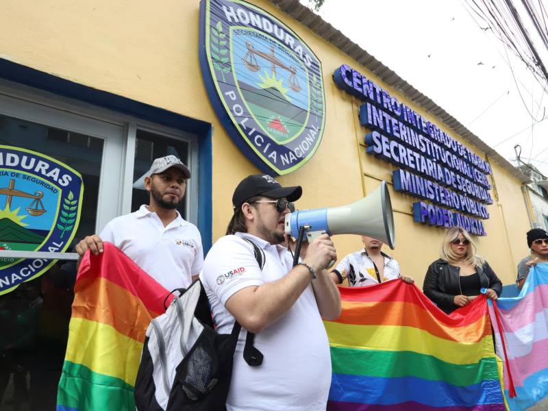 Organizaciones LGTBI protestan frente a la primera estación de la Policía Nacional de San Pedro Sula.
