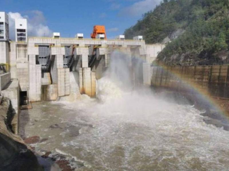 Según el Instituto Nacional de Estadísticas (INE), hay 17 plantas térmicas, 50 hidráulicas, 17 fotovoltaicas, 3 eólicas, 15 de biomosa, 1 de carbón y 1 geotérmica. Unas 11 son estatales y 93 de capital privado.