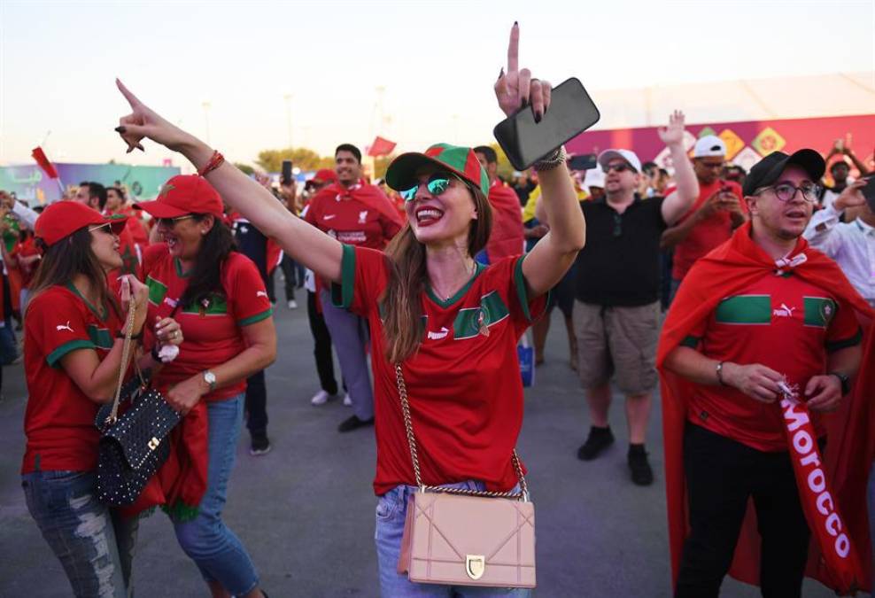 Incluso desde fuera del recinto en Qatar, se vivió una fiesta por parte de los aficionados marroquíes.