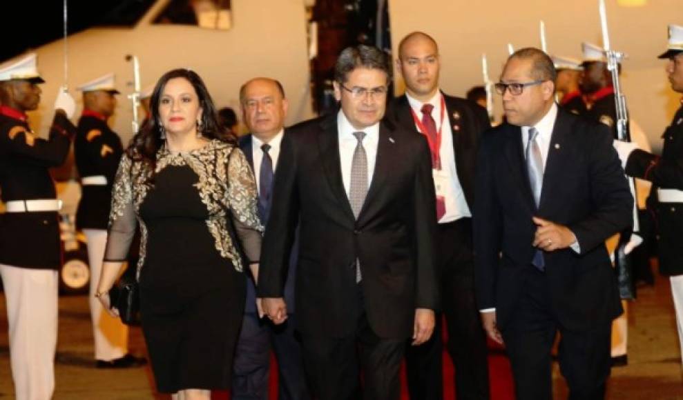 Hernández y su esposa fueron recibidos por una guardia de honor y por funcionarios del Gobierno panameño.