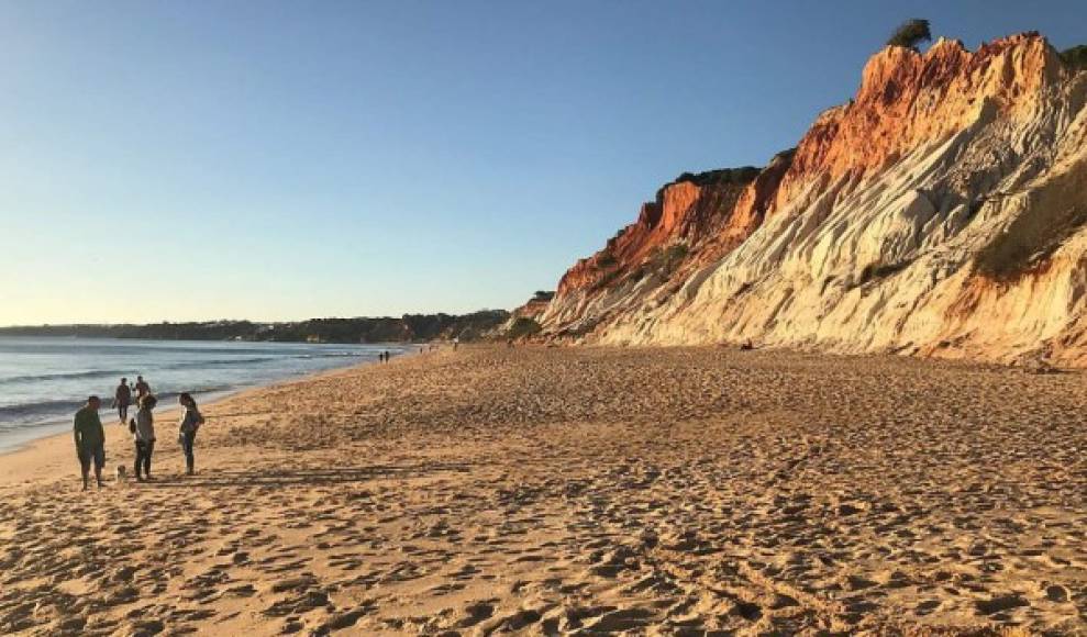 11. Falesia Beach, Portugal: Para acceder a esta hermosa playa, los turistas deben descender a través de unas gradas de madera ubicadas en las montañas que la rodean.