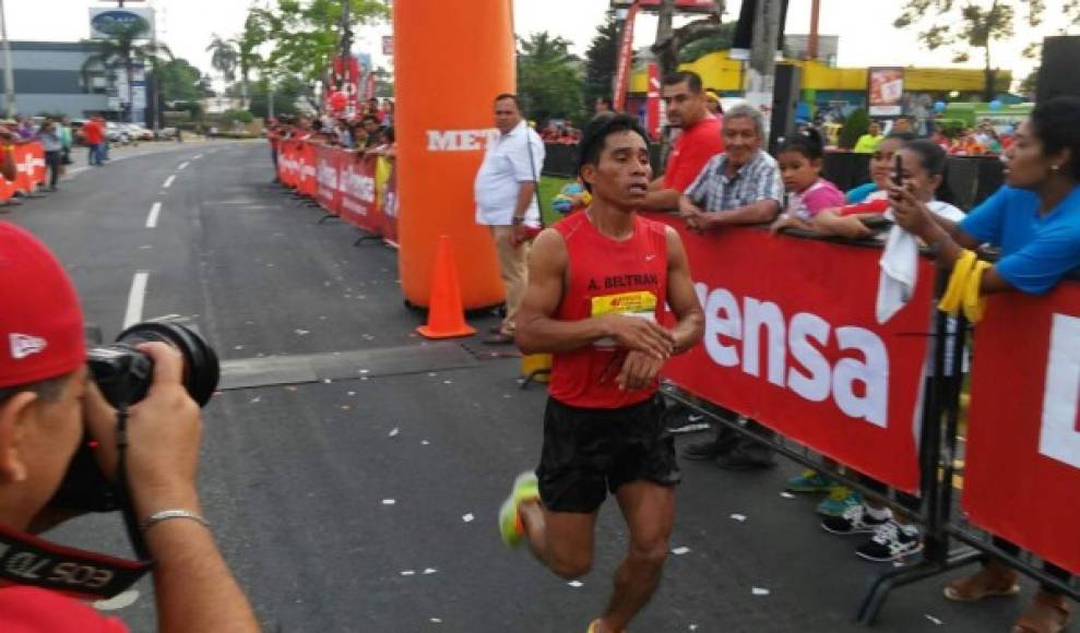 Bernardo Sánchez de San Pedro Sula, Honduras, fue de los primeros en cruzar la meta. Quedó en segundo lugar en la categoría nacional.