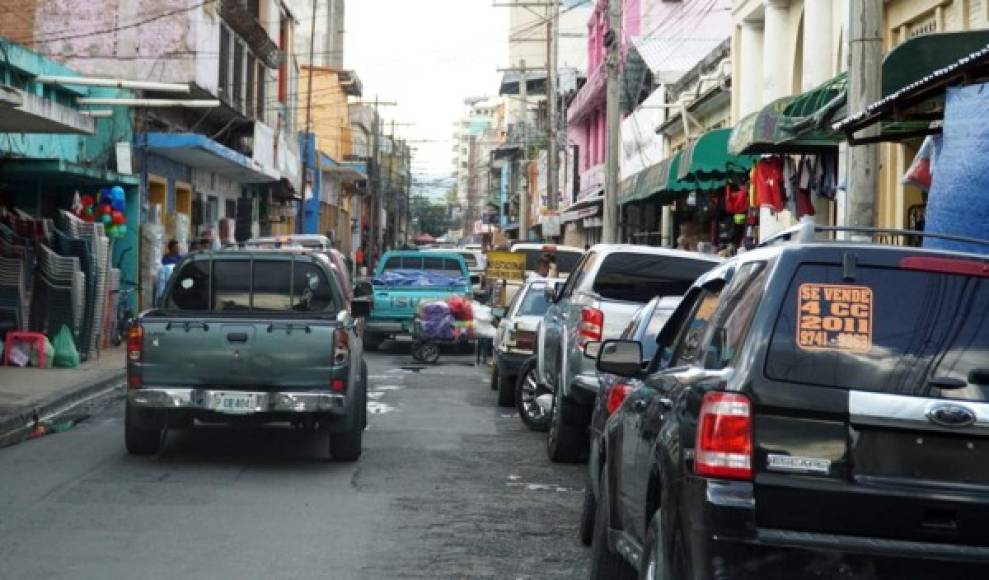 Hasta el momento la multa no se le ha aplicado a ninguna persona, aunque estas fotografías evidencian que los conductores siguen estacionando sus vehículos en lugares no permitidos.